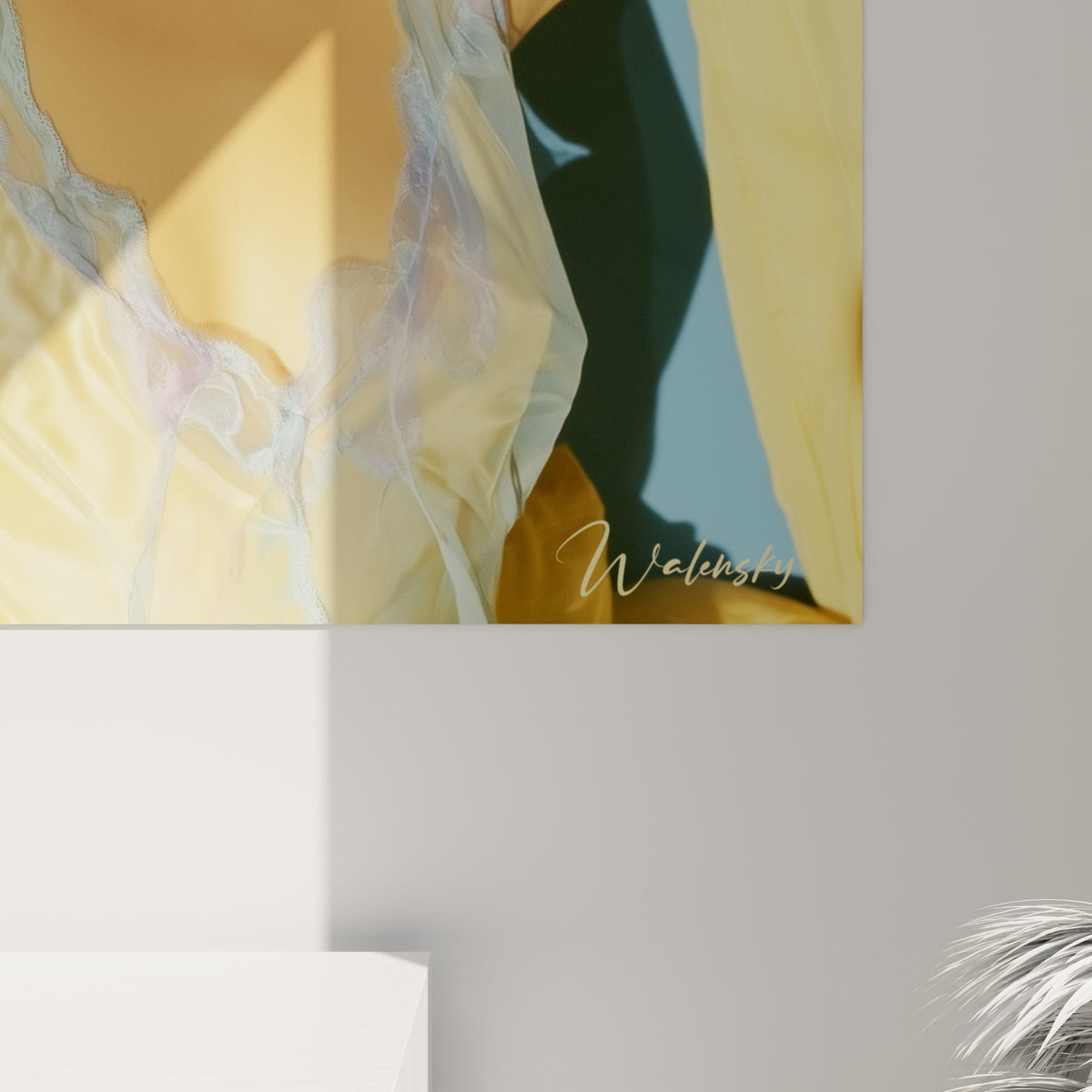 Grain photographique visible sur la nuisette satinée dorée et les reflets bleutés du rideau translucide