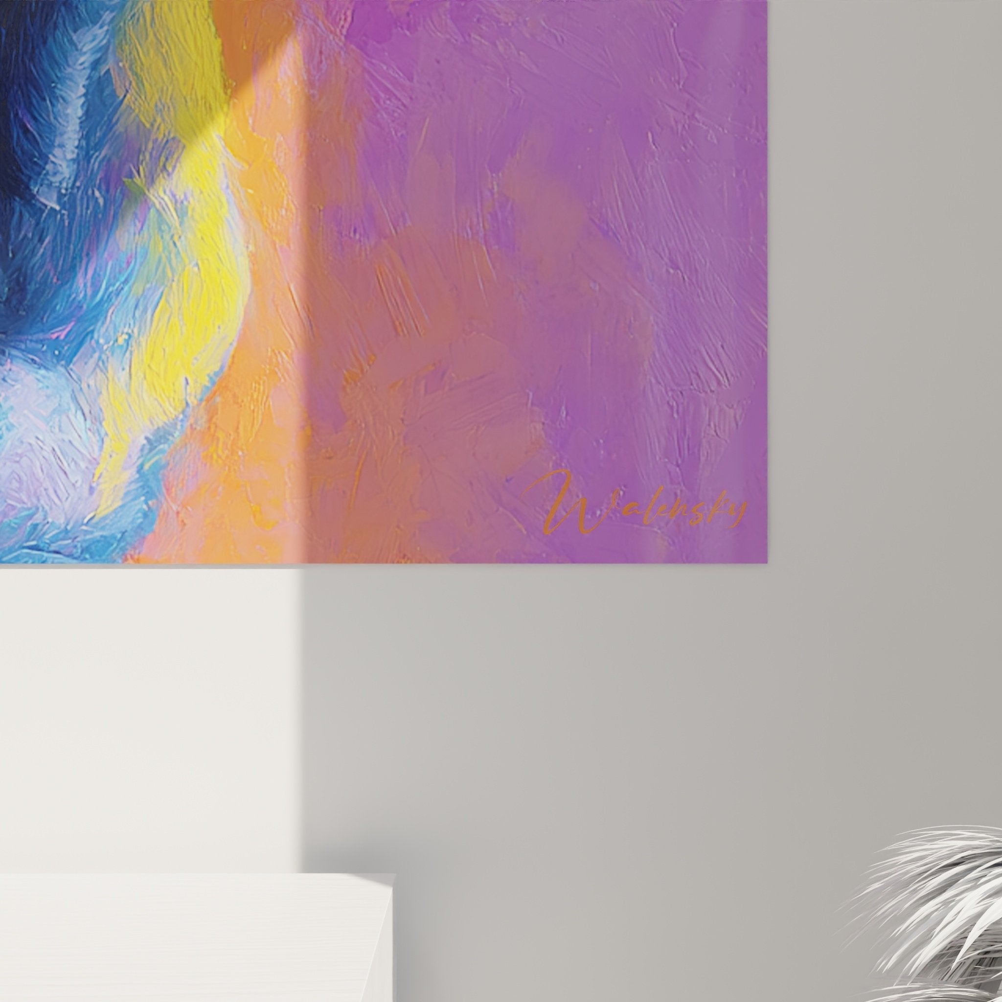 Vue d'ensemble du tableau Shar Pei expressionniste dans un intérieur contemporain avec éclairage d'ambiance