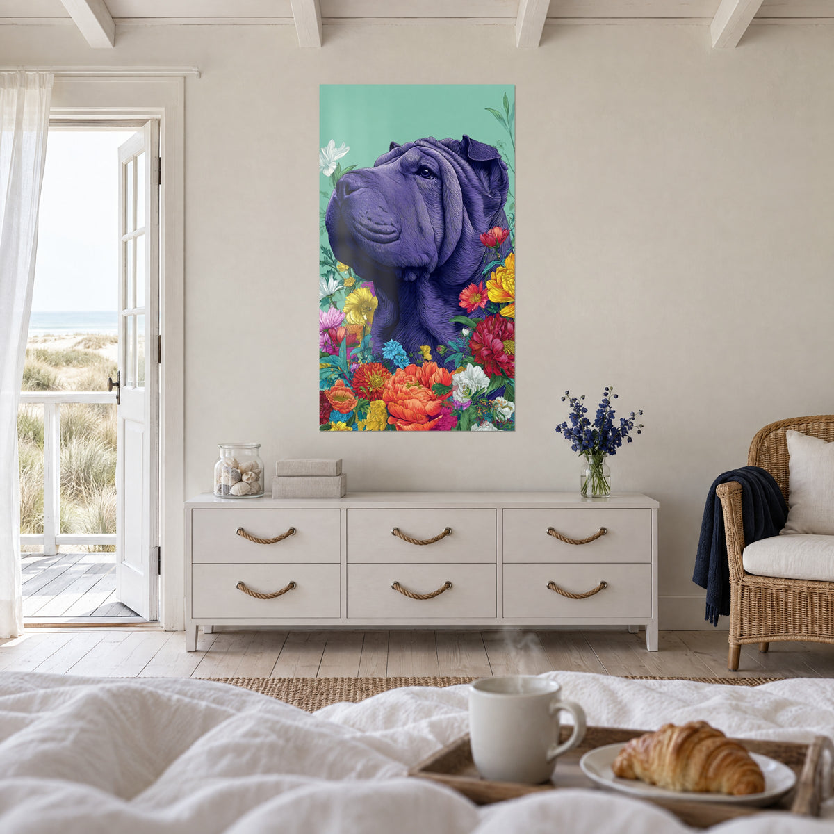 Quadro di mastino stropicciato indaco che alza il muso, mazzo di fiori rossi e gialli, sopra un letto in una camera luminosa