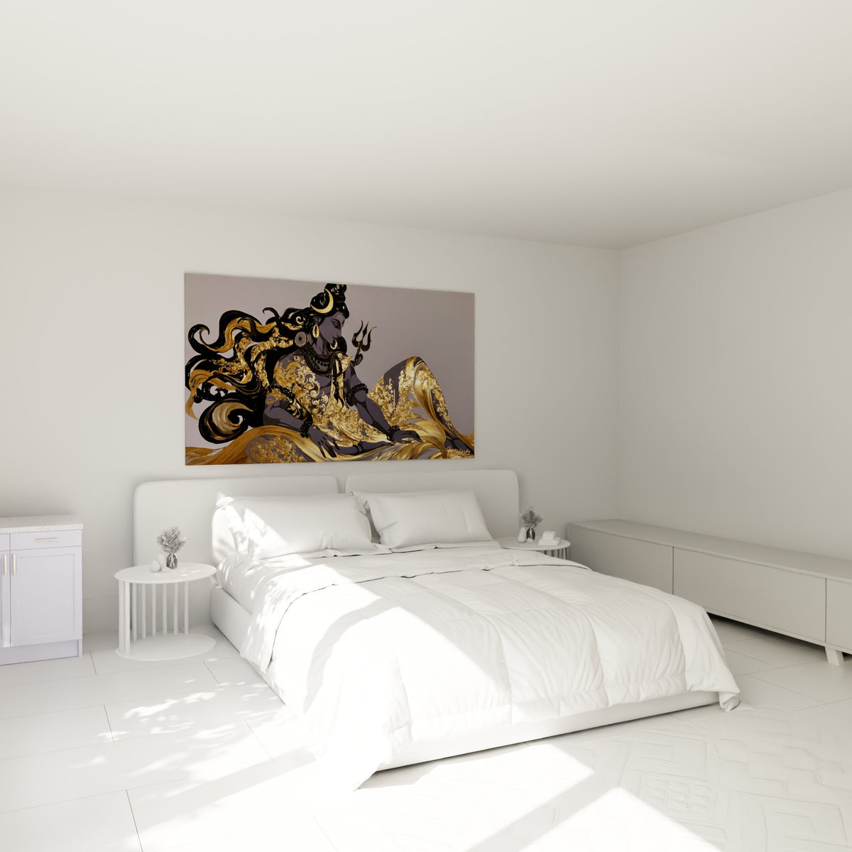 Divinité Shiva dorée et noire méditant, accrochée au-dessus d'un lit dans une chambre claire