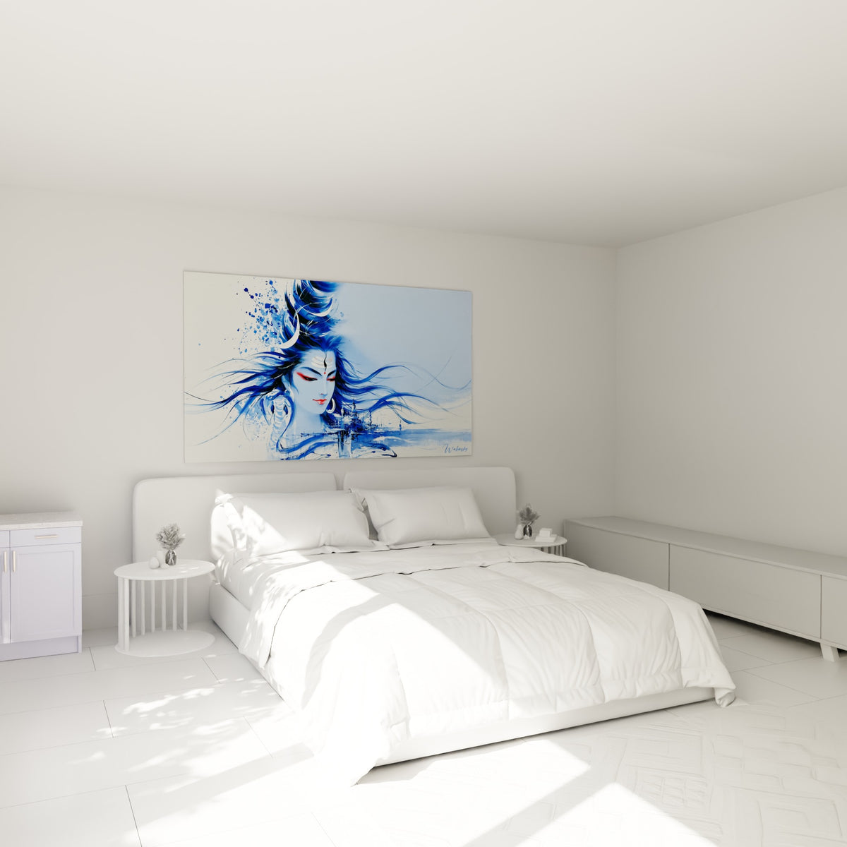 Divinité au regard serein et chevelure bleu marine, accrochée au-dessus d'un lit dans une chambre claire
