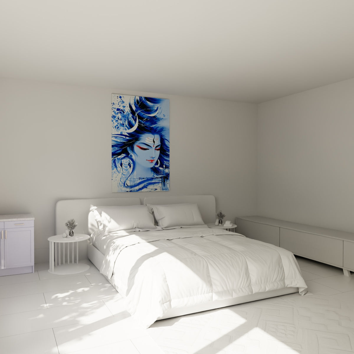 Divinité bleu marine et rouge vermillon aux yeux mi-clos, accrochée au-dessus d'un lit dans une chambre claire