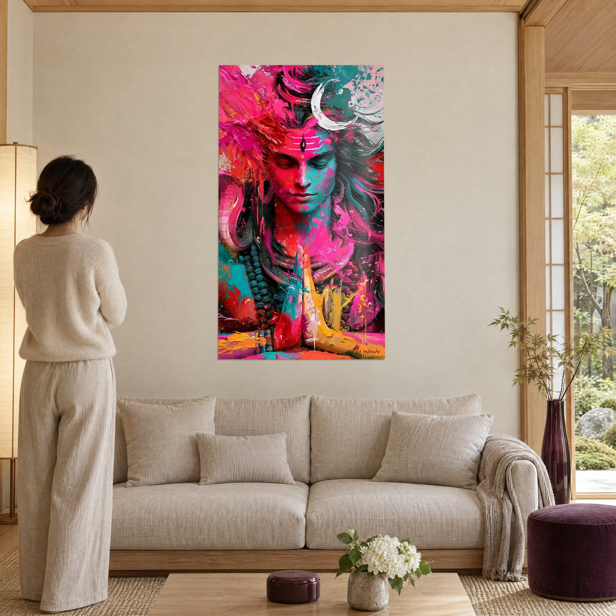 Divinité Shiva aux teintes fuchsia et turquoise accrochée au-dessus d'un lit dans une chambre claire