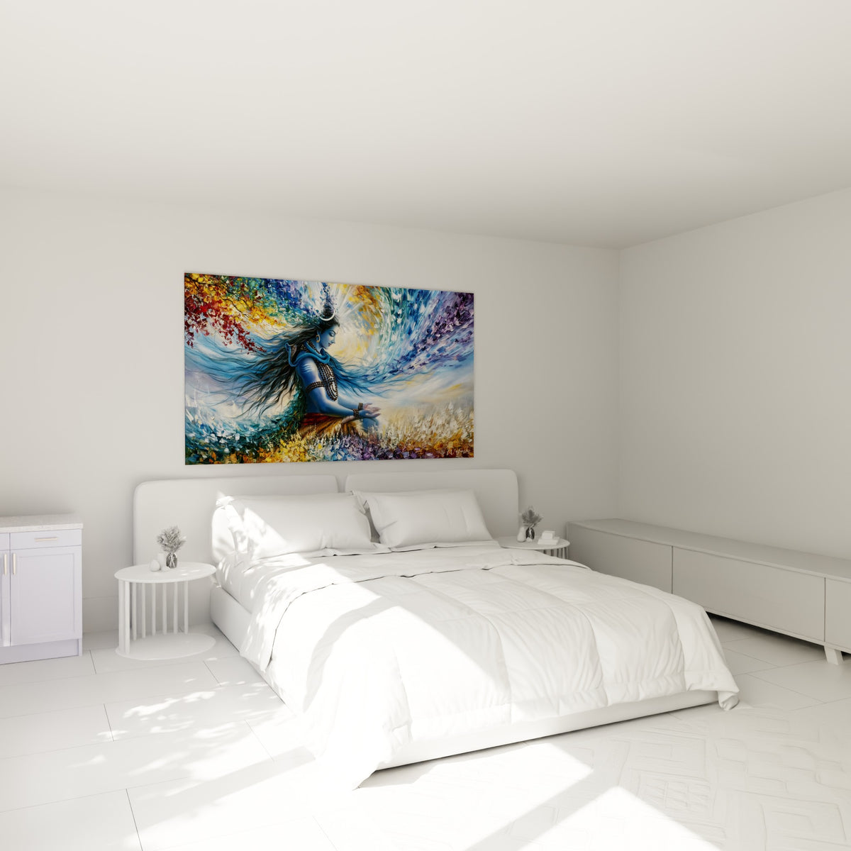 Divinité bleue aux cheveux tourbillonnants et mains jointes, au-dessus d'un lit dans une chambre claire.