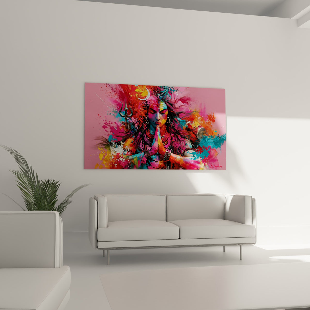 Shiva mains jointes, palette fuchsia et bleue, perles noires détaillées, au-dessus d'un canapé dans un salon lumineux
