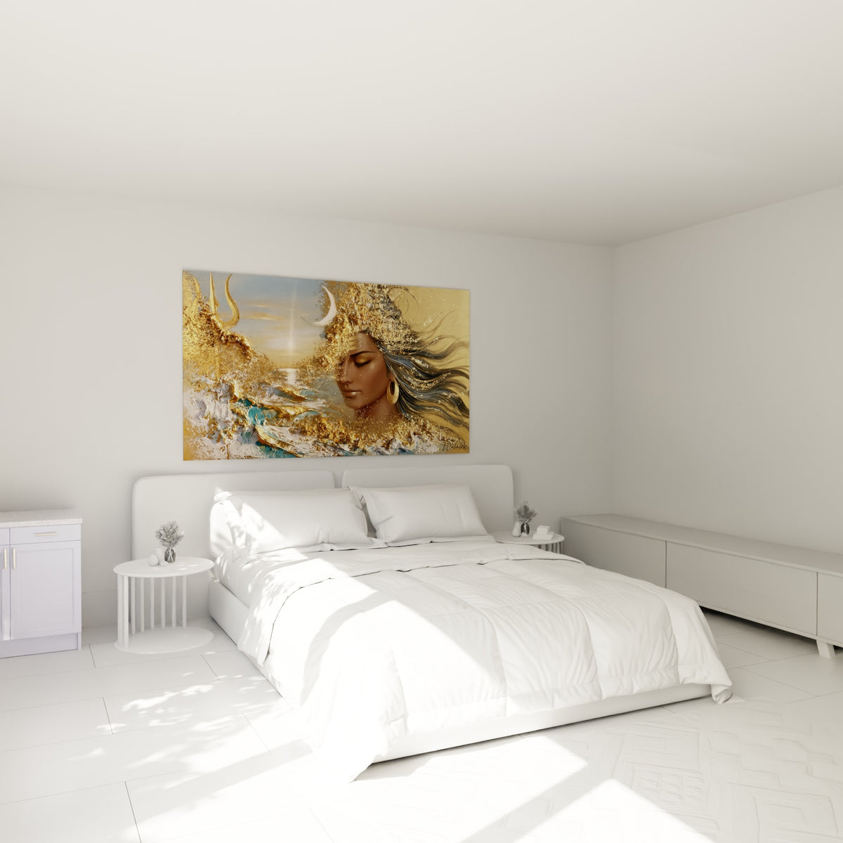 Divinité Shiva dorée aux mèches bleu-gris, au-dessus d'un lit dans une chambre claire