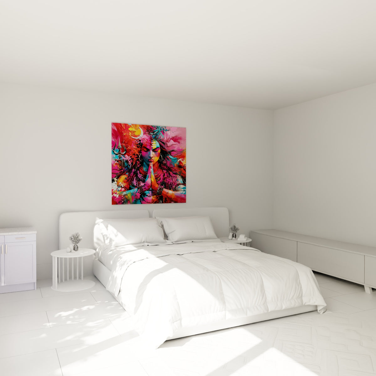 Shiva en prière aux mains jointes, teintes fuchsia et turquoise, au-dessus d'un lit dans une chambre claire