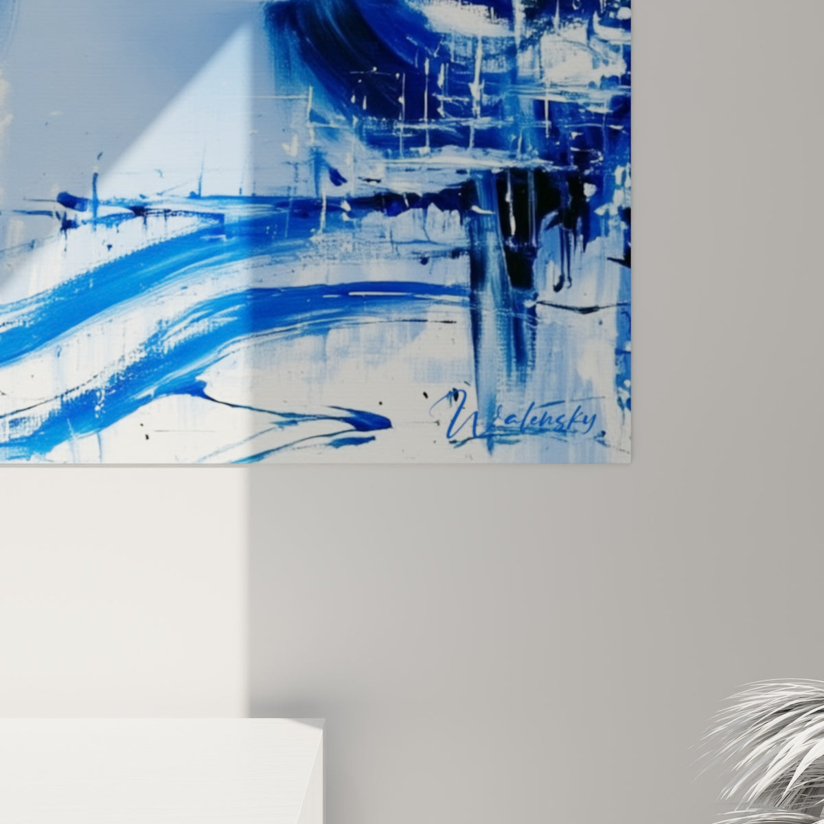 Détail des coulures bleu indigo et du grain de peinture sur le visage bleu pastel de Shiva
