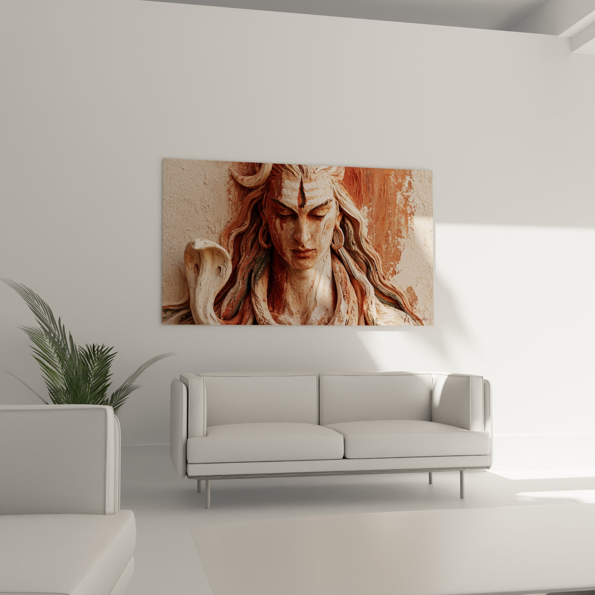 Visage de Shiva sculpté aux teintes ocre et vert sauge disposé au-dessus d'un canapé dans un salon lumineux