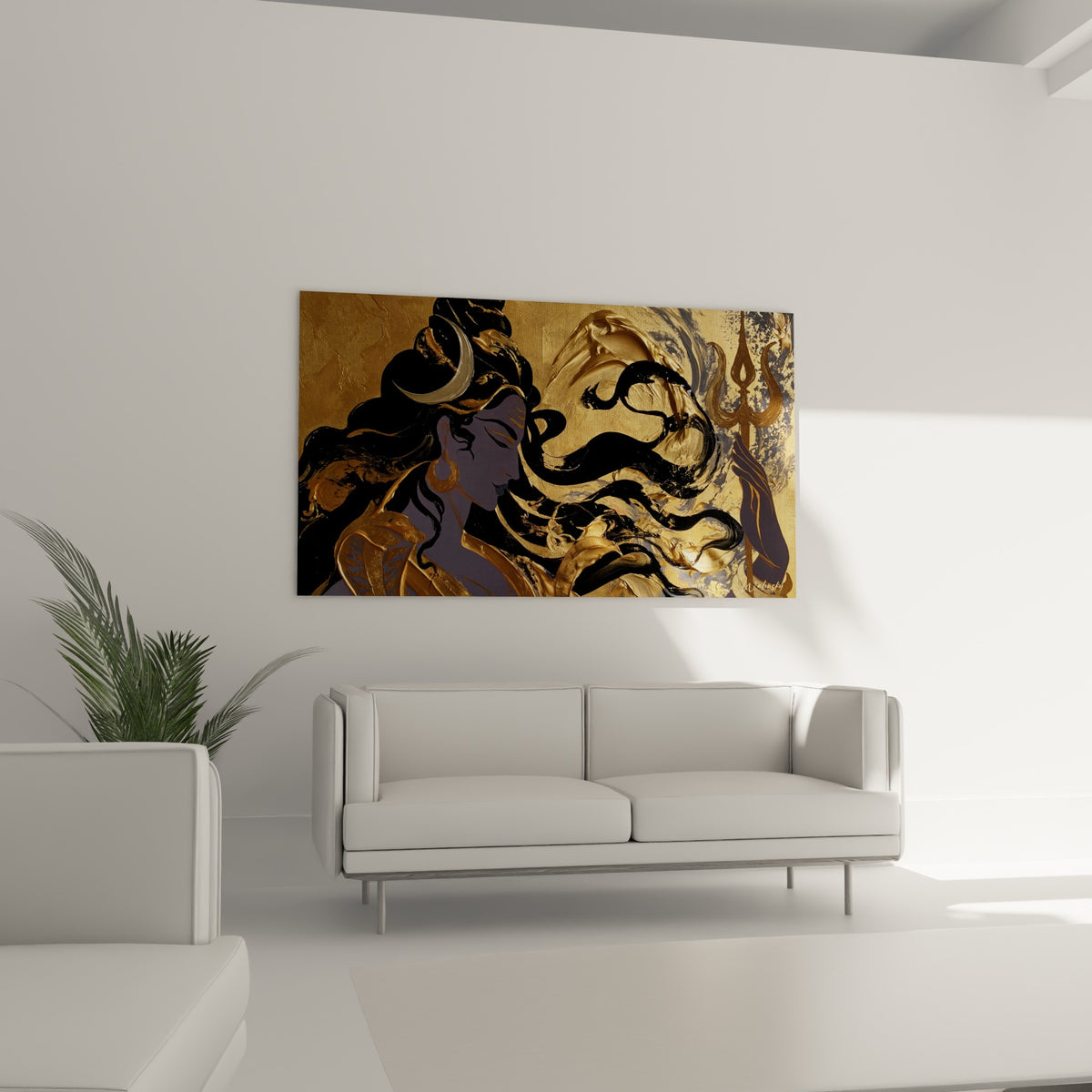 Portrait de Shiva or et anthracite, trident visible, accroché au-dessus d'un canapé dans un salon lumineux