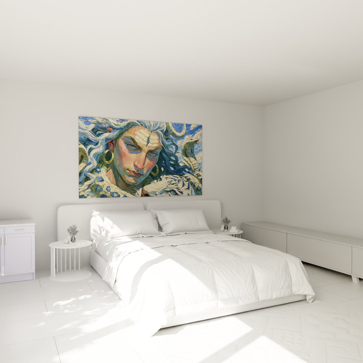 Visage de Shiva aux yeux bleu clair et boucles dorées, accroché au-dessus d'un lit dans une chambre claire