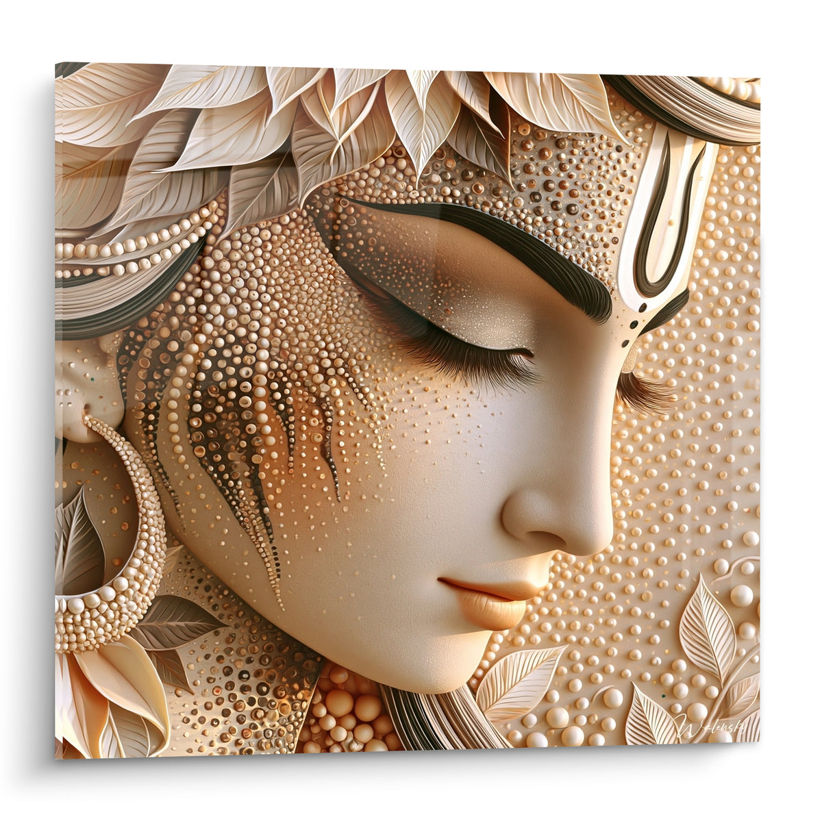 Shiva au visage ivoire, yeux clos, perles dorées et feuilles sculptées en relief