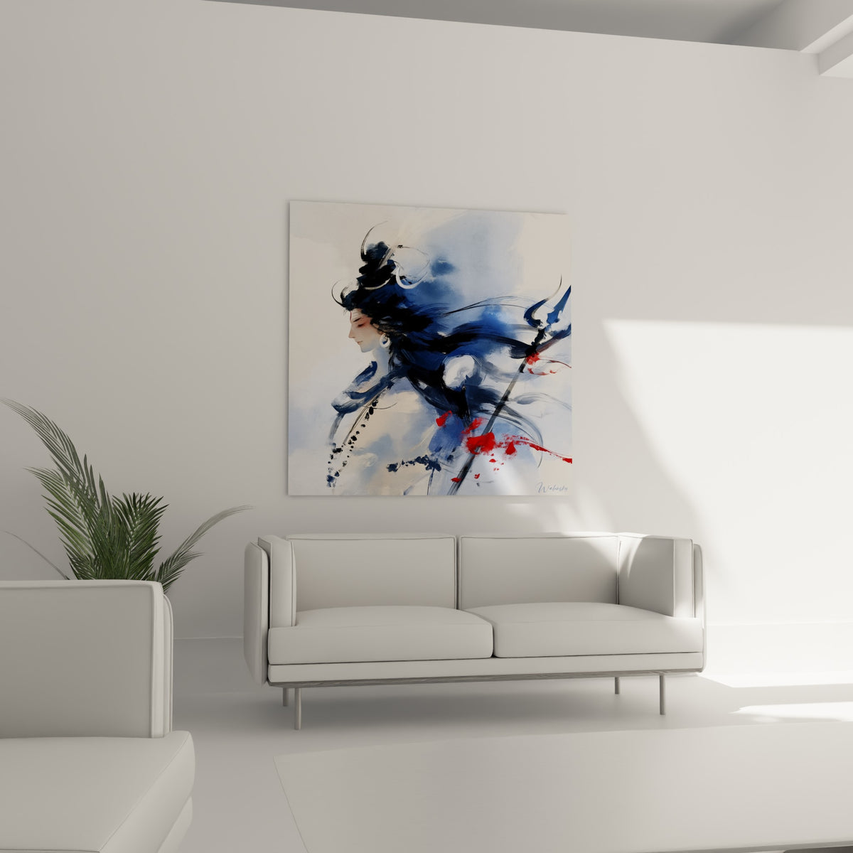 Portrait de Shiva aux teintes bleutées et éclats rouges, au-dessus d'un canapé dans un salon lumineux