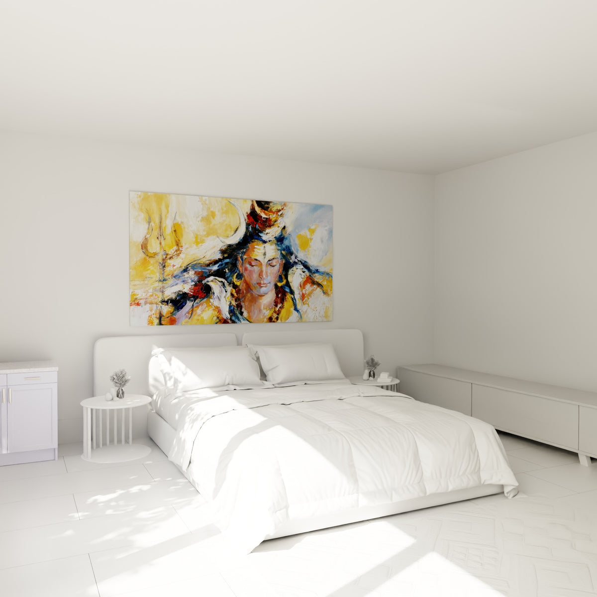 Divinité Shiva en méditation dorée et ocre, accrochée au-dessus d'un lit dans une chambre claire