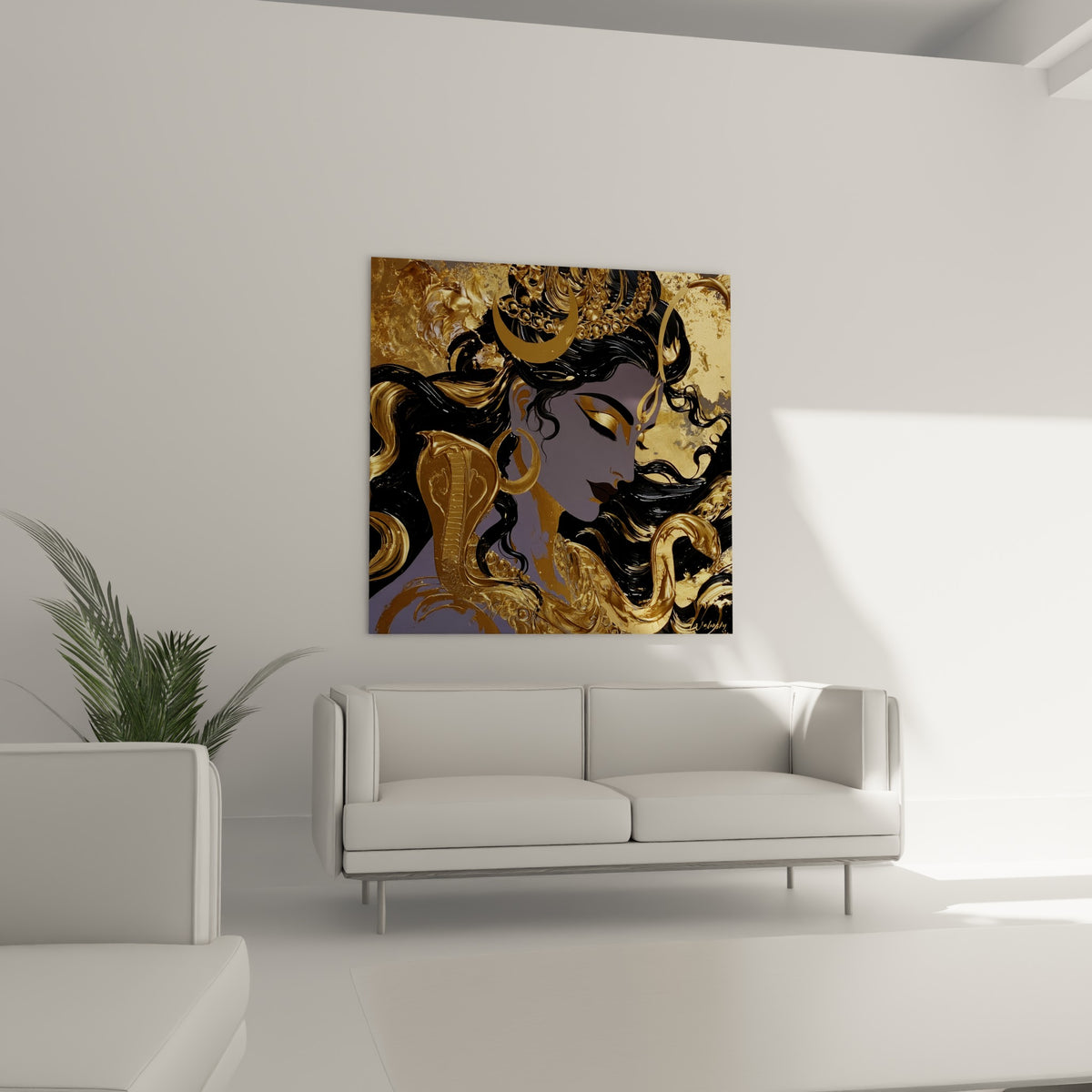 Visage violacé aux traits dorés, chevelure noire ondulante, au-dessus d'un canapé dans un salon lumineux