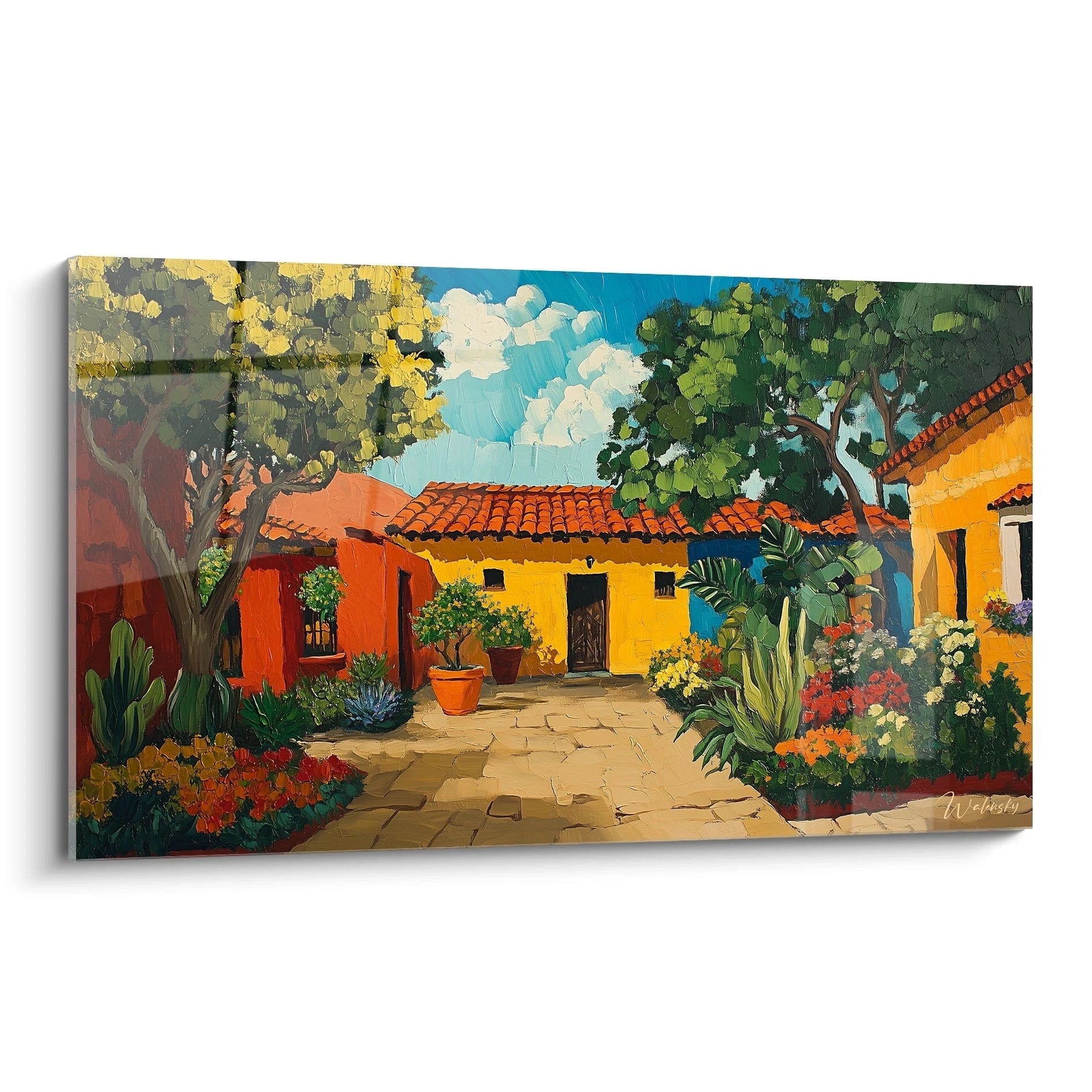 Un tableau méditerranéen représentant un patio ensoleillé avec des maisons aux façades jaunes et orangées, des toits de tuiles rouges, entouré de végétation luxuriante et de fleurs colorées sous un ciel bleu lumineux.