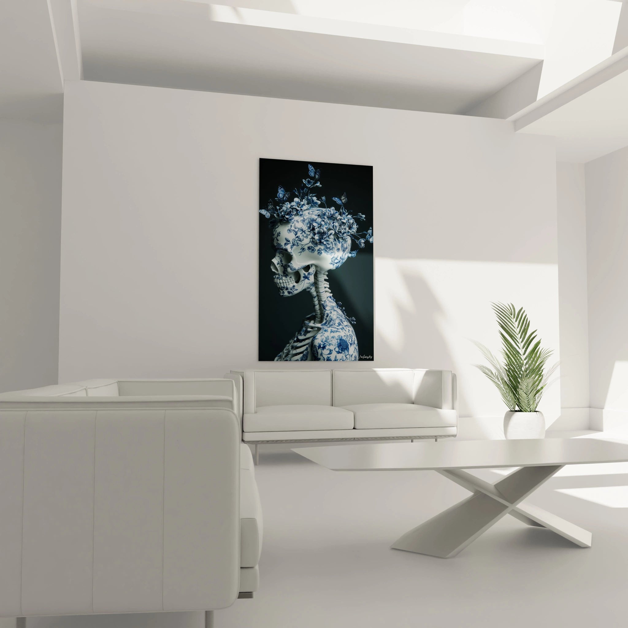 Un tableau porcelaine crâne associant céramique fine et symbolisme macabre. La pièce présente un crâne blanc orné de dessins bleus détaillés, complété par des sculptures de fleurs et papillons assortis qui émergent de la cavité crânienne sur fond noir.