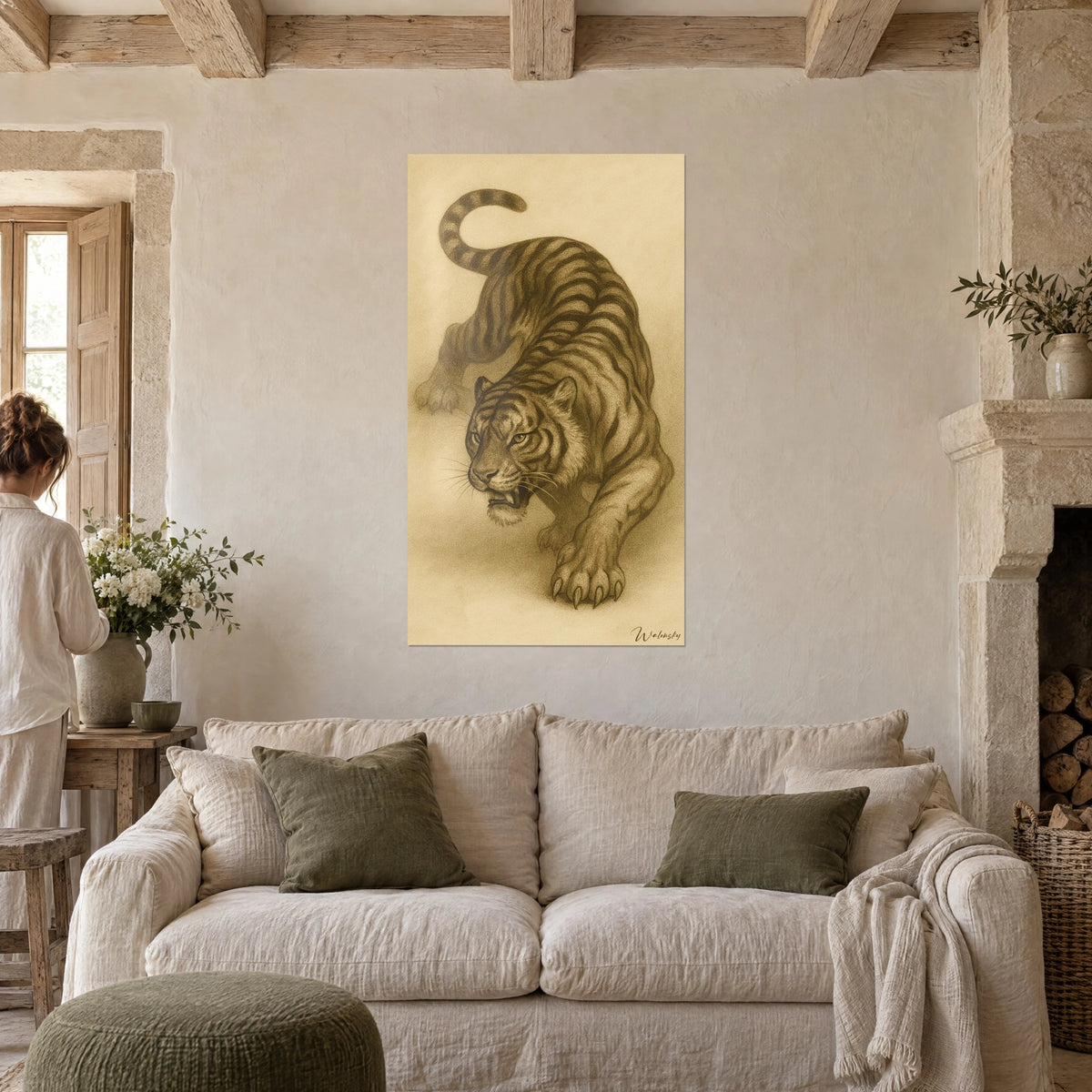 Gemälde Tiger auf leisen Pfoten, braune Streifen auf goldenem Sandgrund, ausgefahrene Krallen, über einem Sofa in einem hellen Wohnzimmer