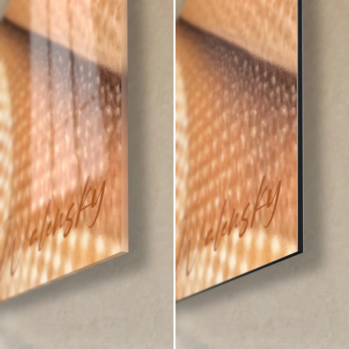Tableau femme à la robe pointillée, coin bas droit : signature cuivrée, verre brillant à gauche, alu Dibond beige mat à droite