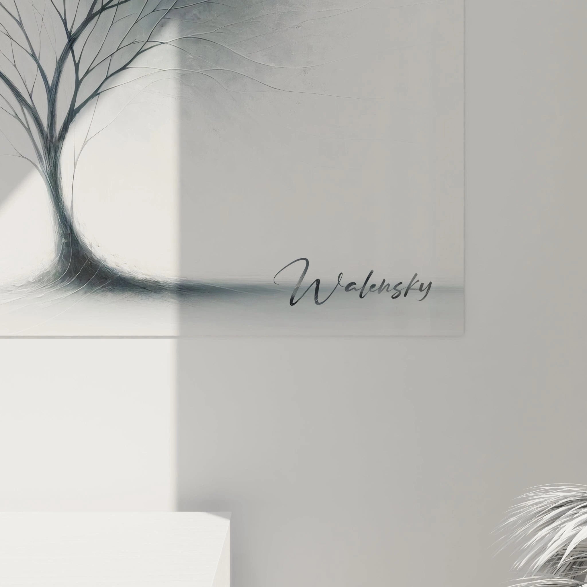 Tableau abstrait présentant un arbre en fleurs au trait minimaliste. Spectre chromatique restreint au noir, blanc et gris pâle. Texture aérienne avec tronc bien défini, branches fines s'étendant latéralement et floraison évoquée par touches blanches légères. Motif végétal isolé dans un espace presque vide avec jeu subtil d'ombres créant une impression de légèreté et de silence.