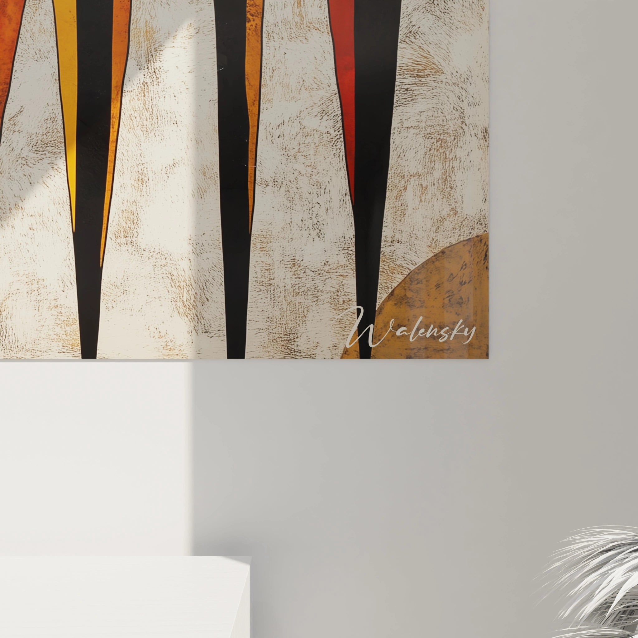Tableau africain mural Walensky avec motifs géométriques noirs et ocres sur fond texturé clair