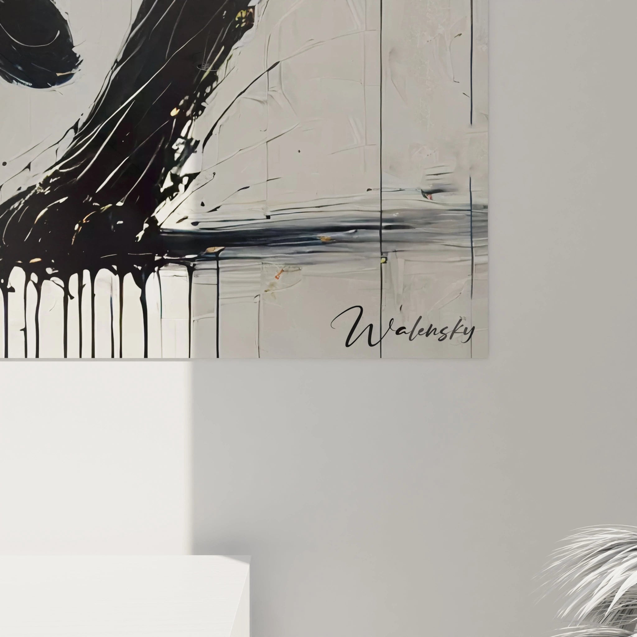 vue rapprochee du tableau panthere noire, les lignes dorees et le pelage sombre ressortent sur un fond beige abstrait, ajoutant luxe et mystere a votre interieur