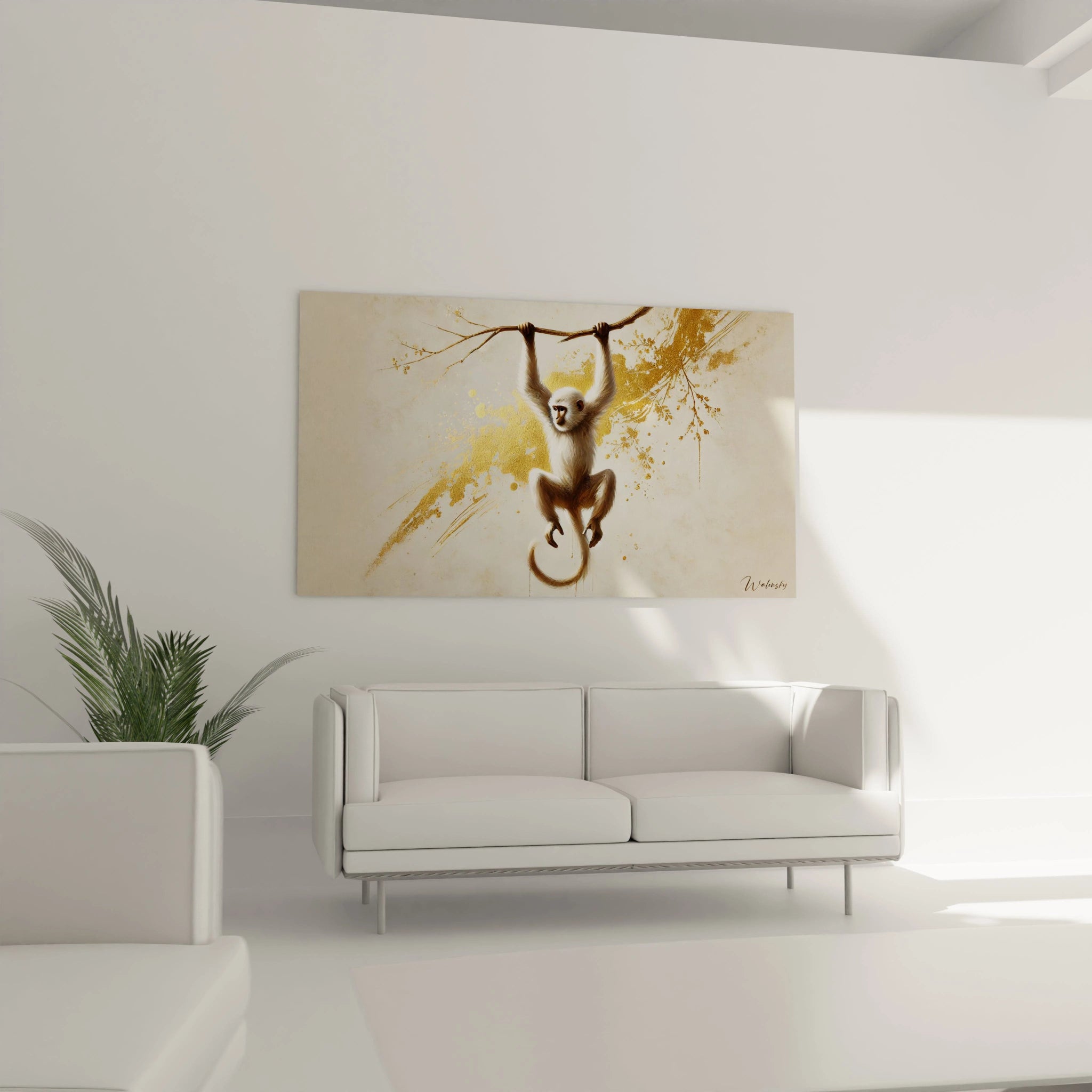 Ce tableau singe, placé au-dessus d'un canapé dans un salon, évoque une harmonie parfaite. Les touches dorées apportent une dimension de luxe, enrichissant l'espace contemporain.