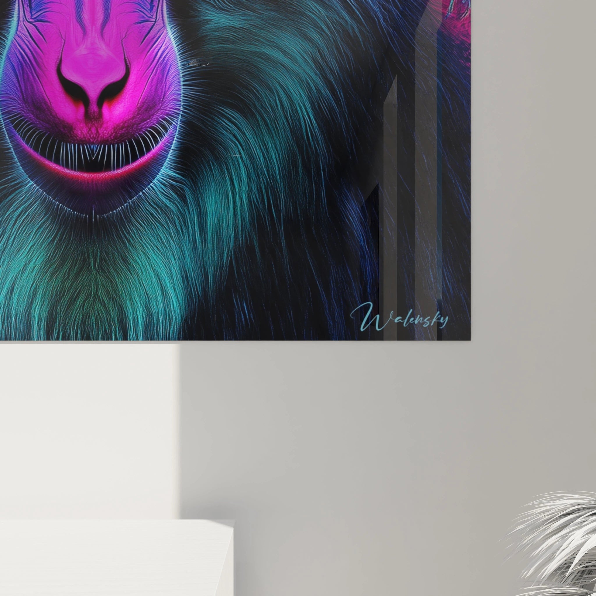 Tableau singe coloré Walensky avec visage violet et poils bleus accroché sur un mur gris