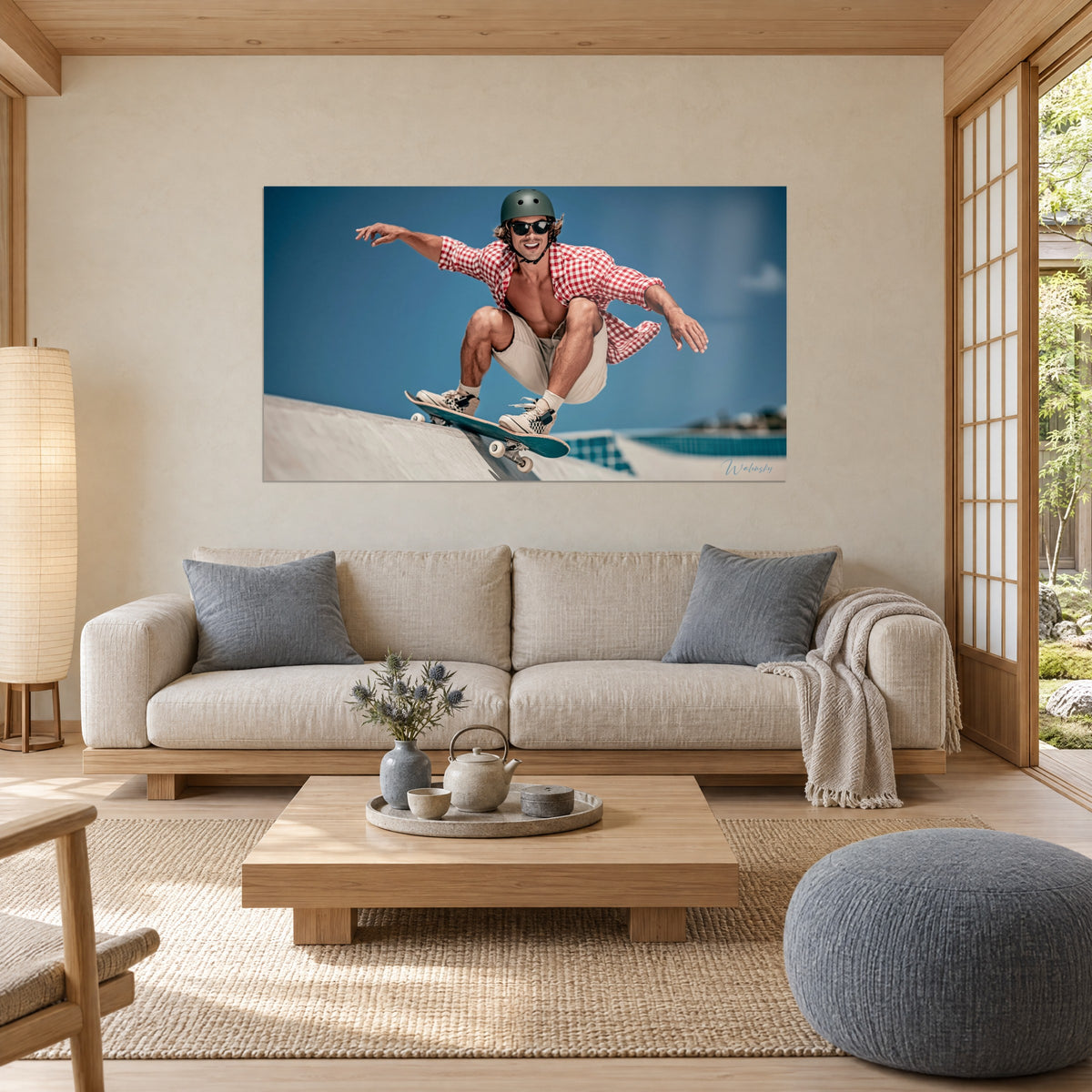 Skateboardeur en chemise rouge et blanche saute au-dessus d'un lit dans une chambre claire