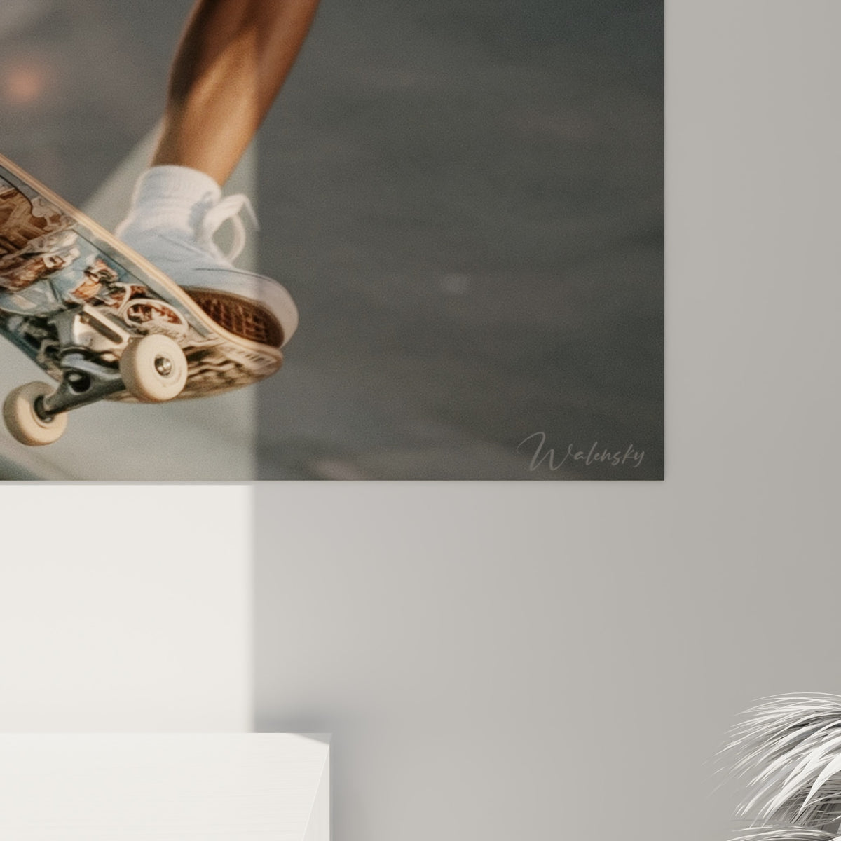 Détails des roues blanches et du grain de l'impression sur ce tableau skateboard aux tons beige et anthracite