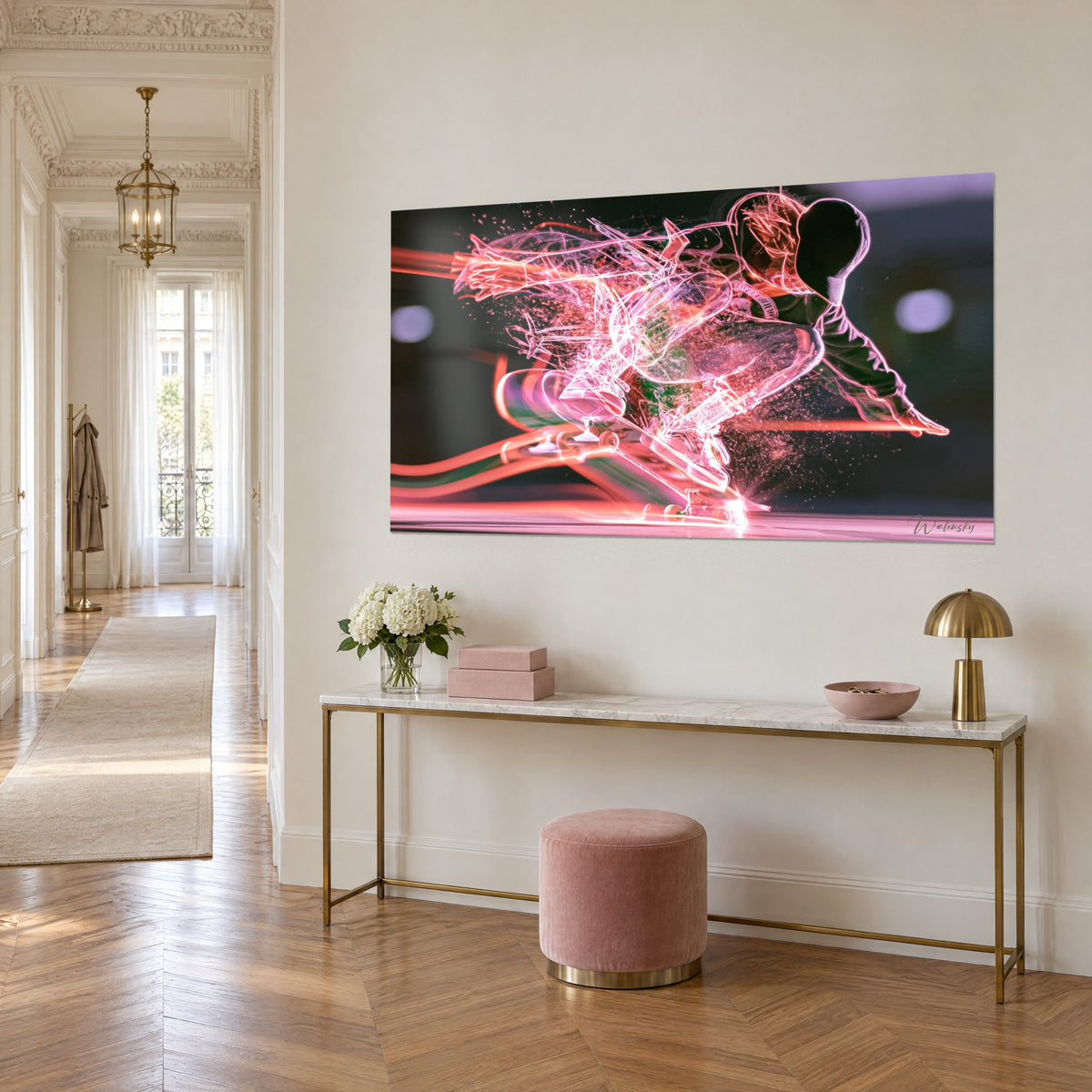Skateboard lumineux aux teintes fuchsia et orange accroché au-dessus d'un canapé dans un salon lumineux