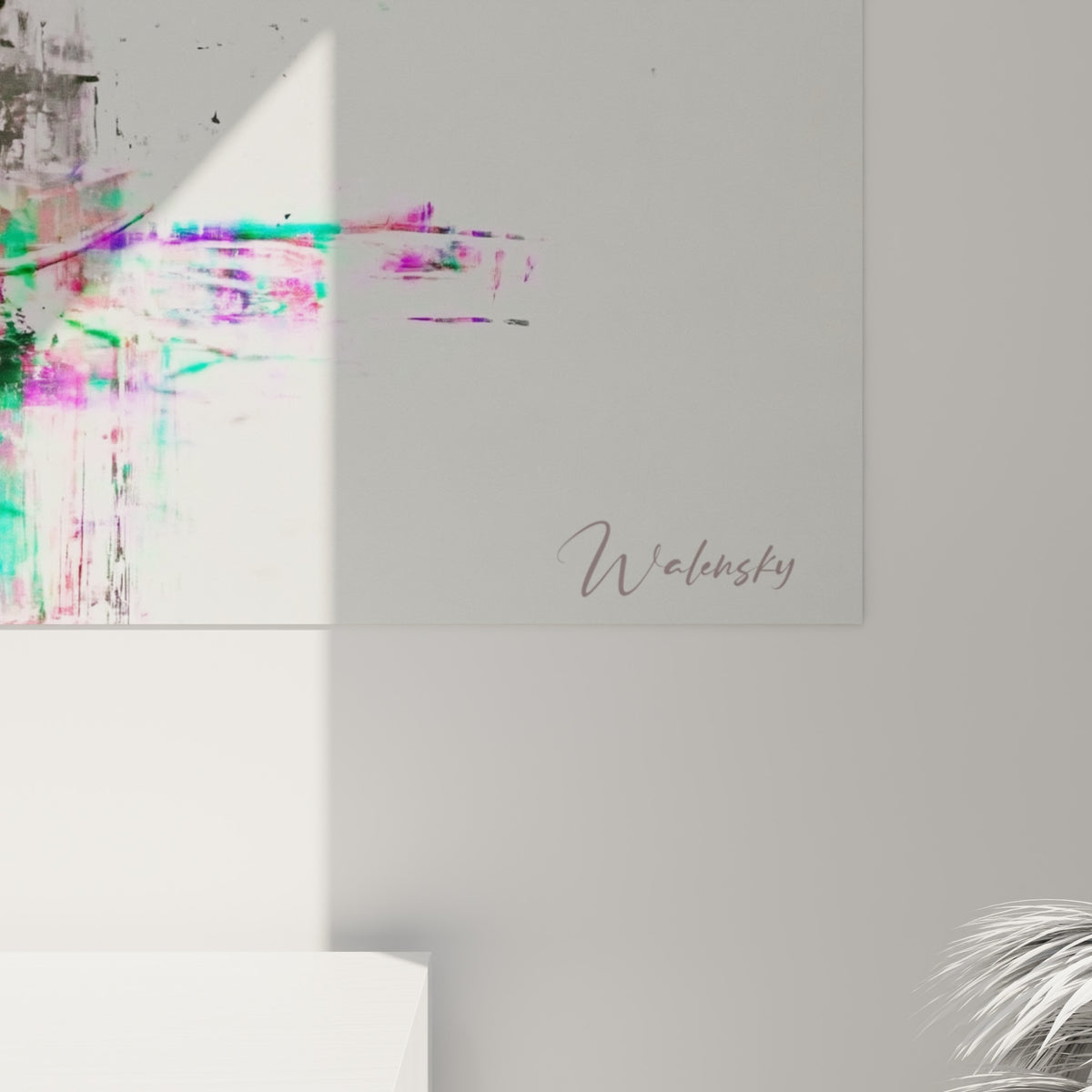 Grain numérique visible entre les couleurs magenta et vert émeraude qui se touchent sur la toile accrochée