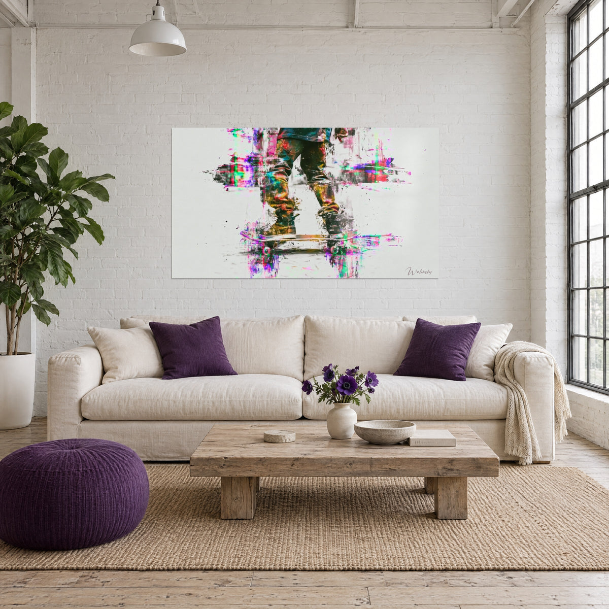 Jambes fragmentées en glitch magenta et turquoise au-dessus d'un lit dans une chambre claire