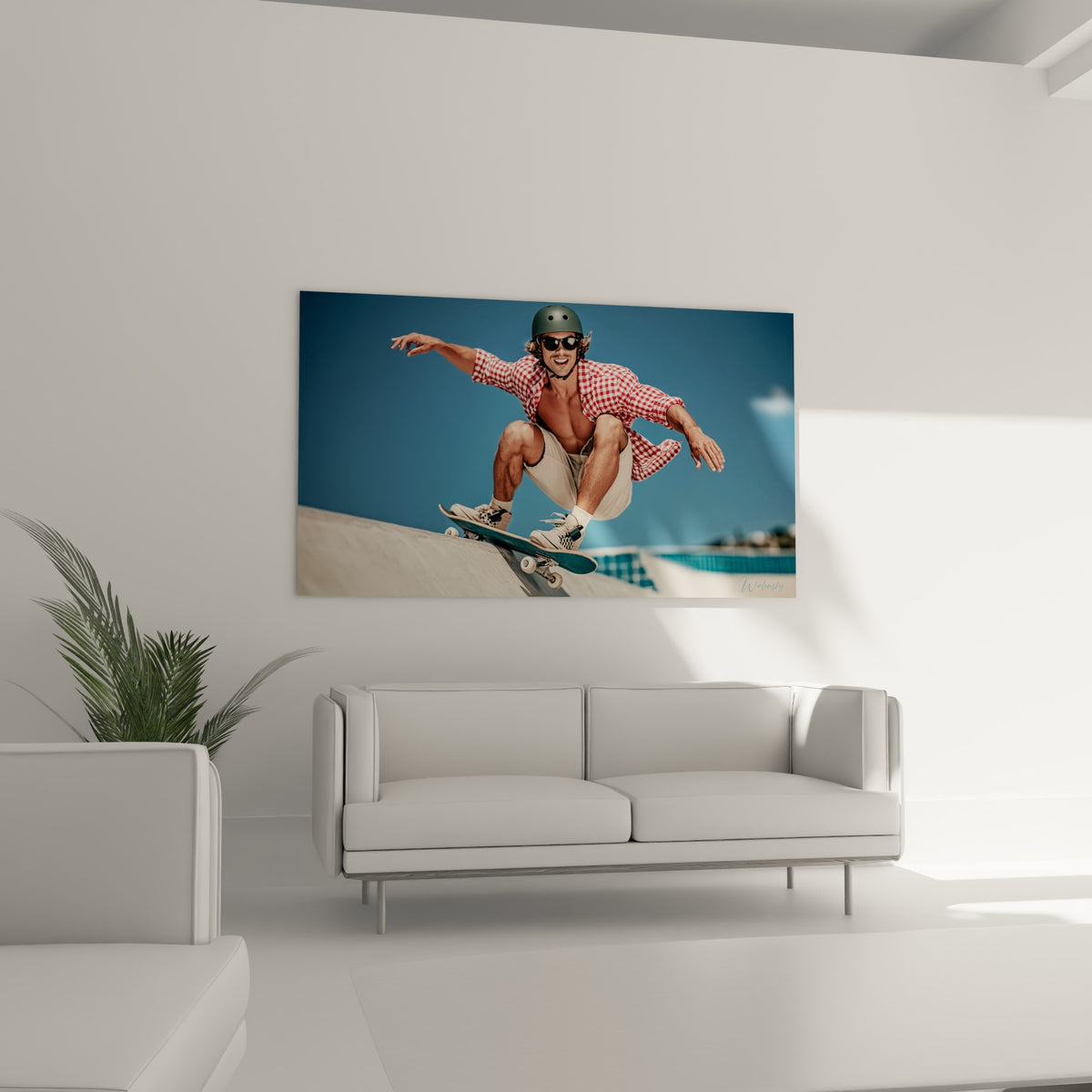 Sportif en saut sur planche turquoise accroché au-dessus d'un canapé dans un salon lumineux