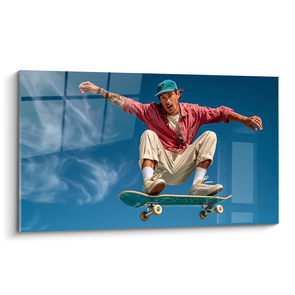 Skateur en saut aérien, chemise terracotta et casquette turquoise sur fond bleu marine