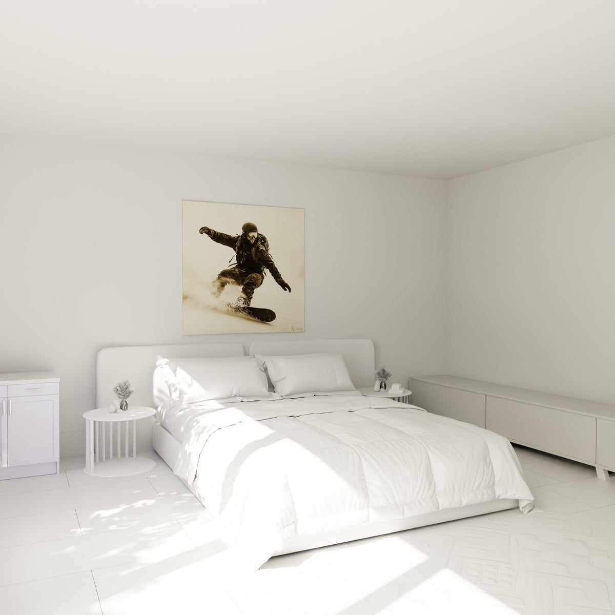 Rider incliné en tenue anthracite au-dessus d'un lit dans une chambre claire, tons sépia dominants