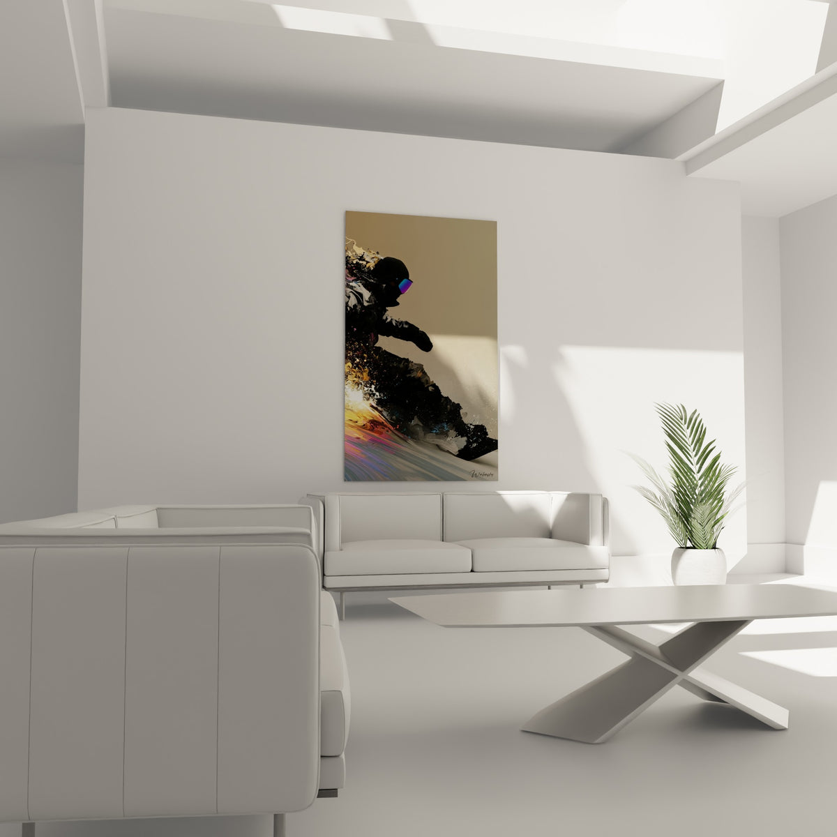 Figure casquée aux reflets bleus et dorés positionnée au-dessus d'un canapé dans un salon lumineux