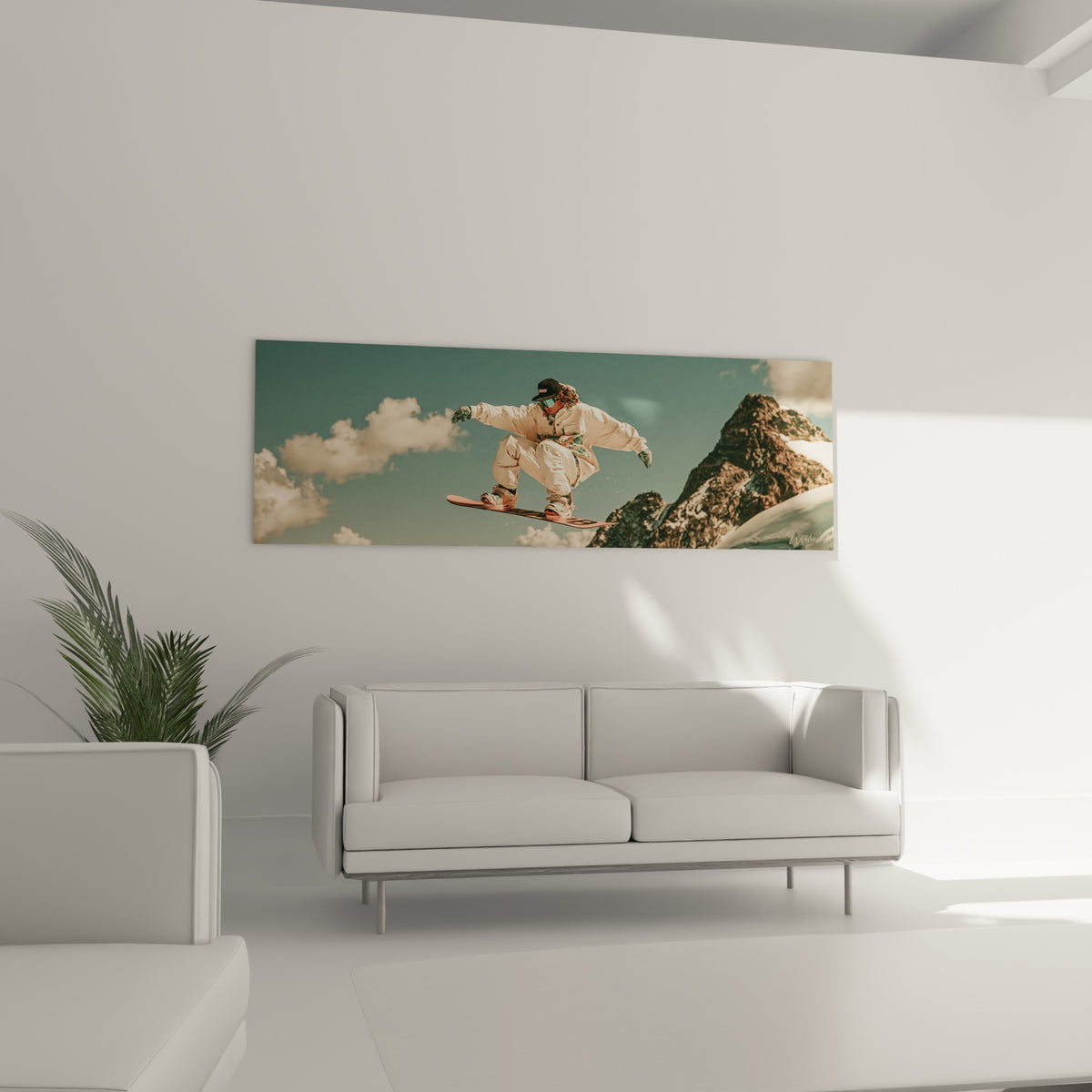 Saut aérien en combinaison blanche sur fond de montagnes ocre, au-dessus d'un canapé dans un salon lumineux