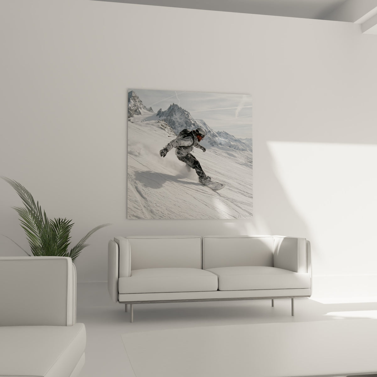 Silhouette penchée en combinaison blanche et grise sur la neige, au-dessus d'un canapé dans un salon lumineux