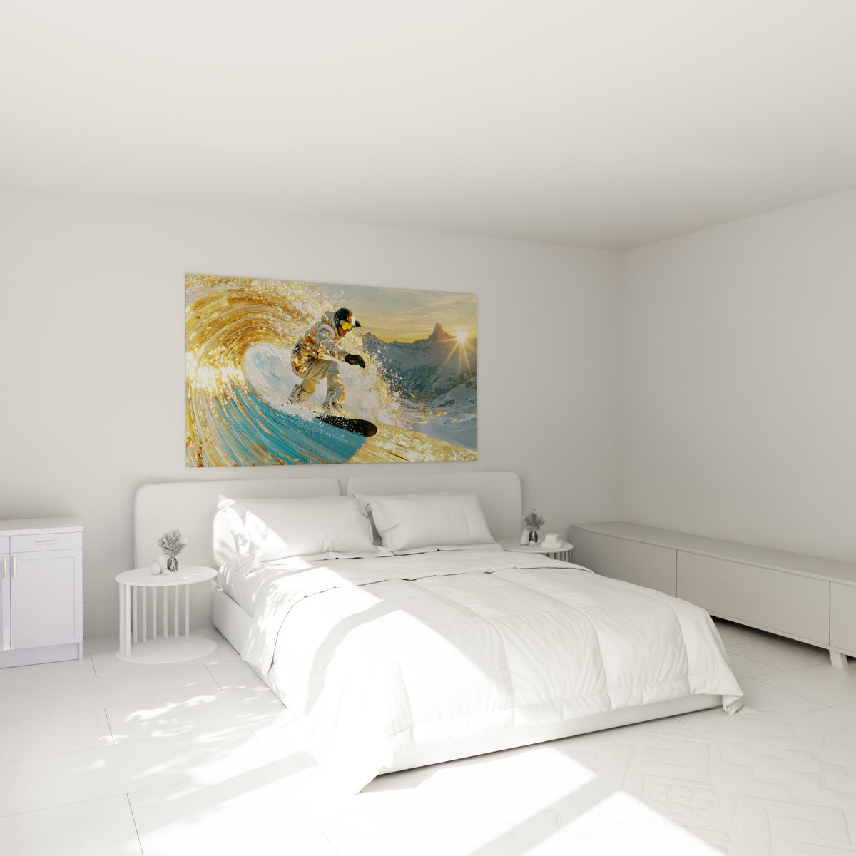 Rider casqué surfant une vague dorée scintillante, accroché au-dessus d'un lit dans une chambre claire