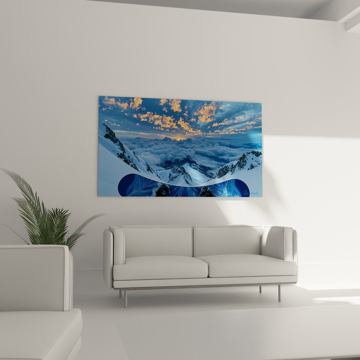 Crêtes bleu marine et ciel ocre d'un tableau snowboard accrochés au-dessus d'un canapé dans un salon lumineux