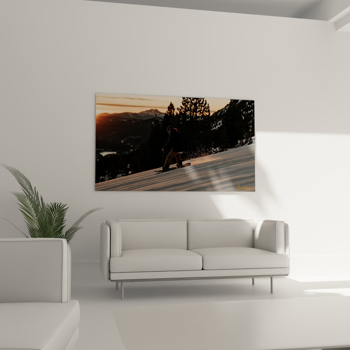 Silhouette anthracite d'un snowboardeur projetant de la neige dorée, au-dessus d'un canapé dans un salon lumineux
