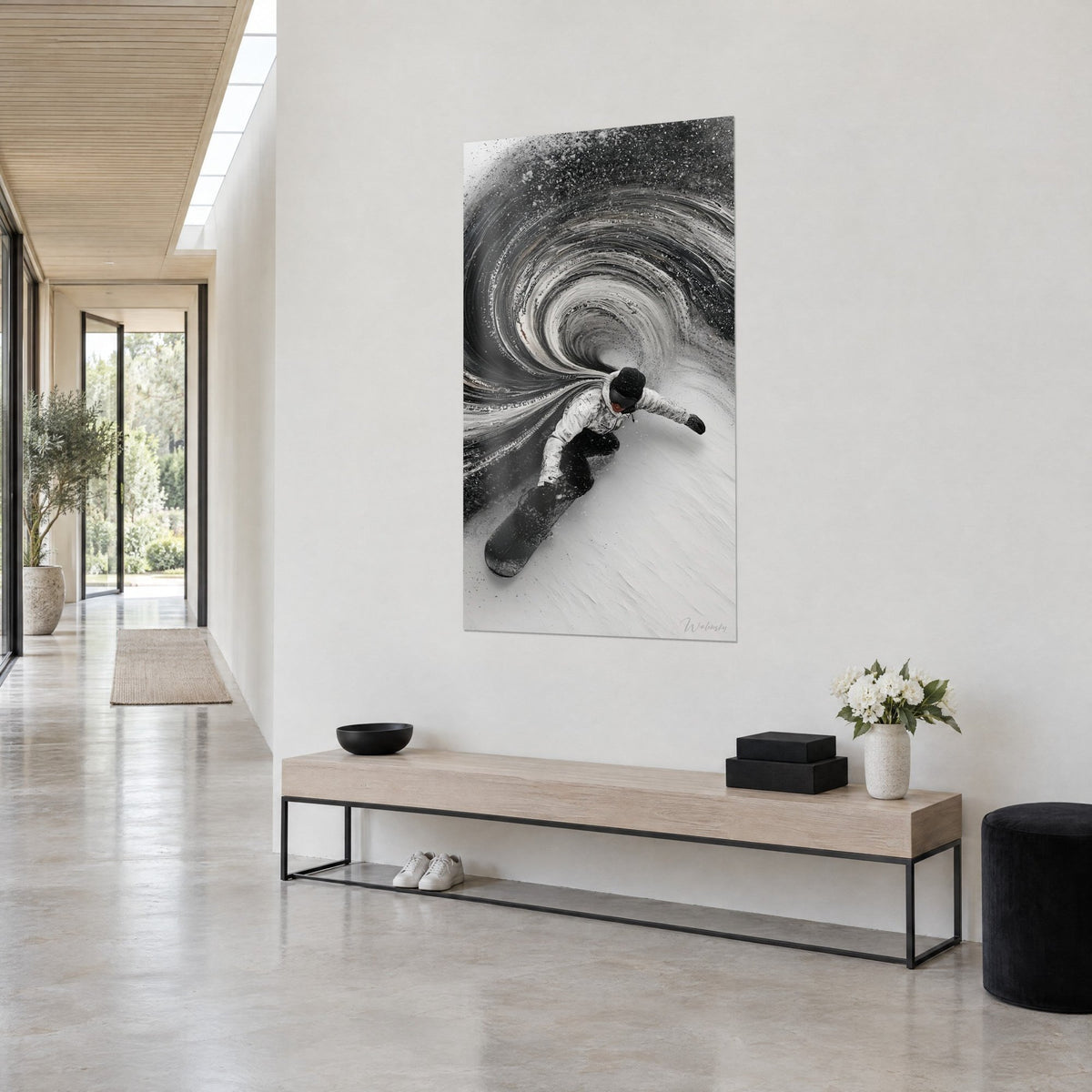 Tableau rider cagoulé penché sur sa planche noire, spirale de peinture épaisse noire et blanche, couloir d'une maison d'architecte