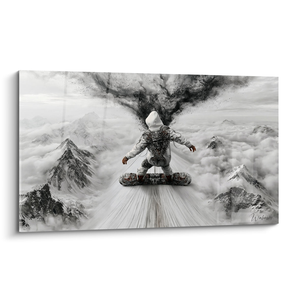 Snowboardeur en combinaison blanche gravée, fumée anthracite s'élevant au-dessus des sommets enneigés