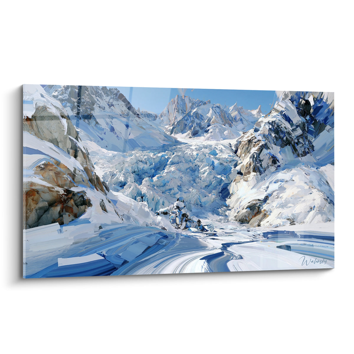 Glacier bleu marine et blanc traversé par un snowboardeur entre roches ocre acérées