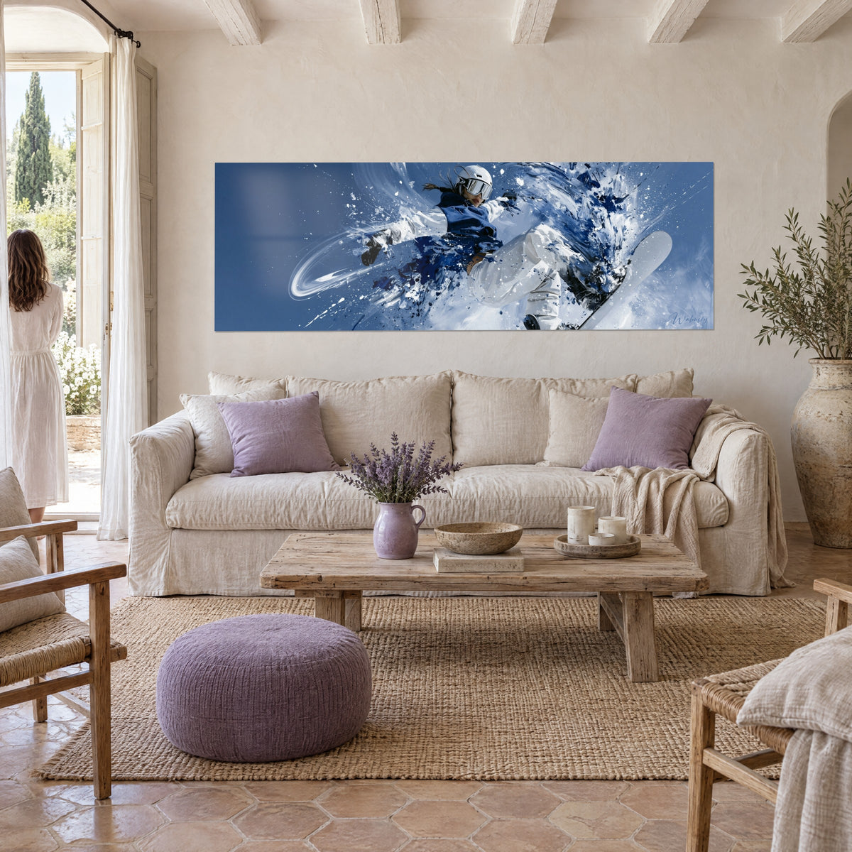 Schilderij snowboardster in de bocht, witte helm en marineblauw vest in opspattende sneeuw, boven een bank in een lichte woonkamer
