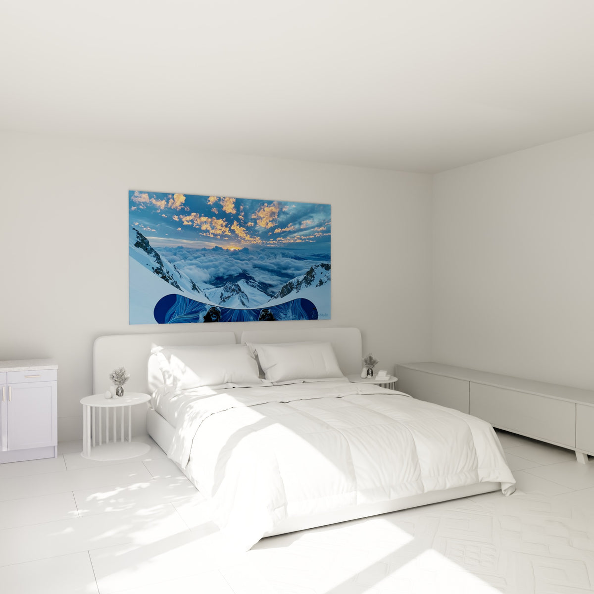 Sommets enneigés et nuages dorés d'un tableau snowboard accrochés au-dessus d'un lit dans une chambre claire