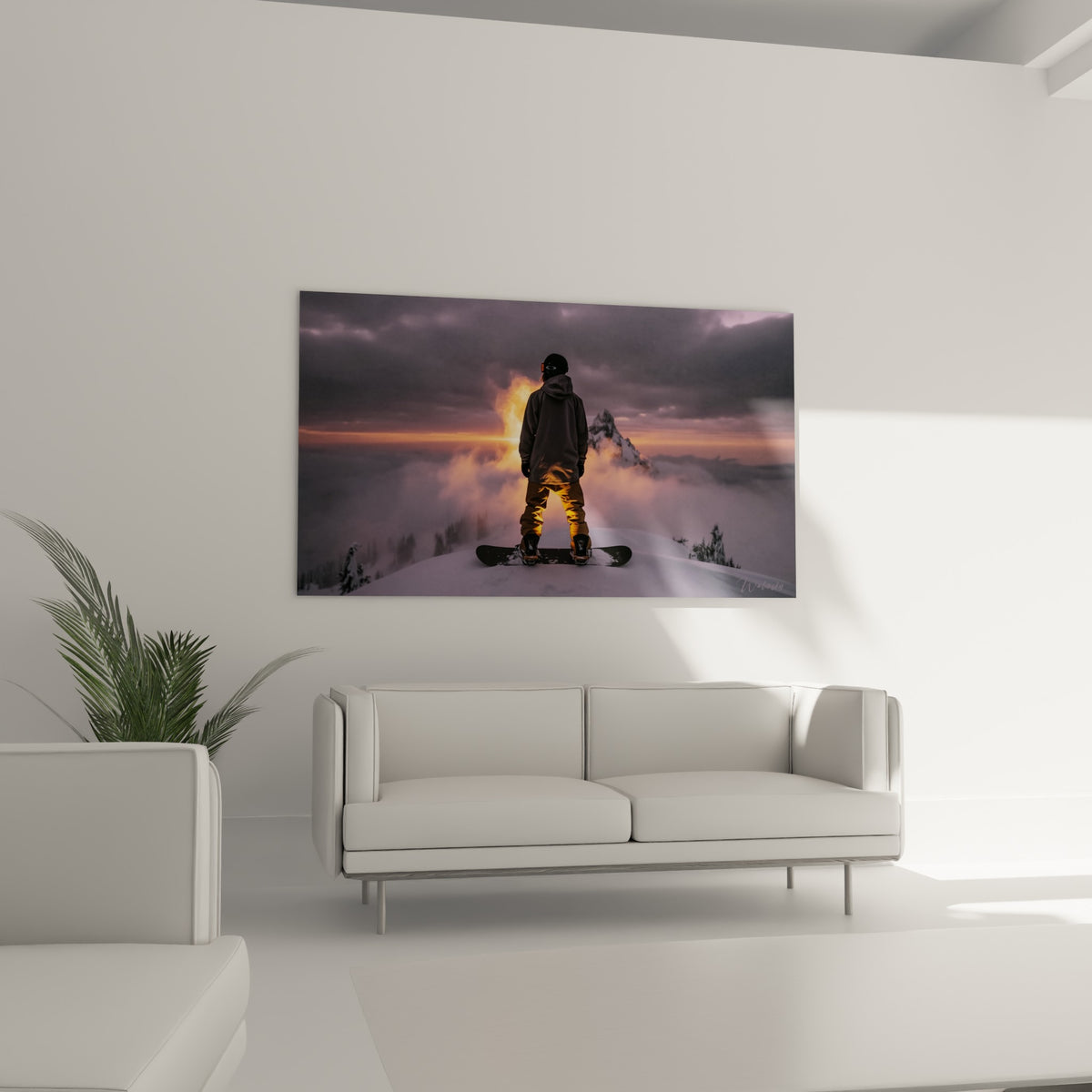 Rideur en pantalon cuivré devant un pic enneigé violacé, tableau au-dessus d'un canapé dans un salon lumineux