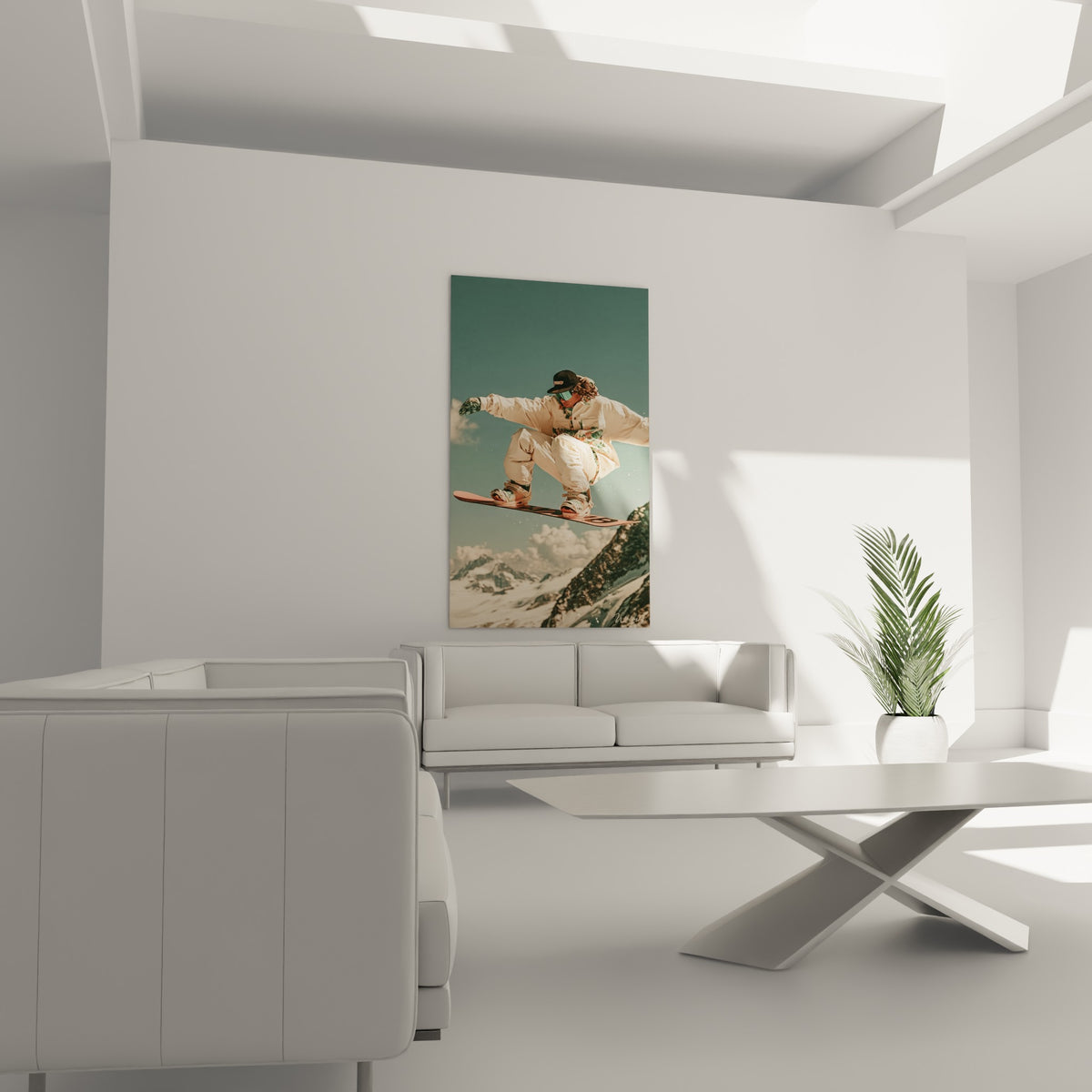 Planche corail et silhouette beige en plein envol, au-dessus d'un canapé dans un salon lumineux