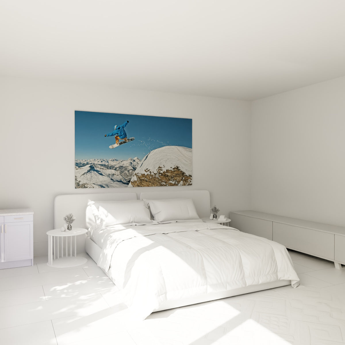 Rider bleu et blanc suspendu en plein saut au-dessus d'un lit dans une chambre claire